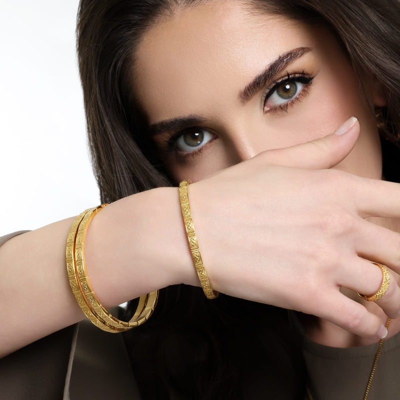 Damascene gold mosaic bangle engraving detail