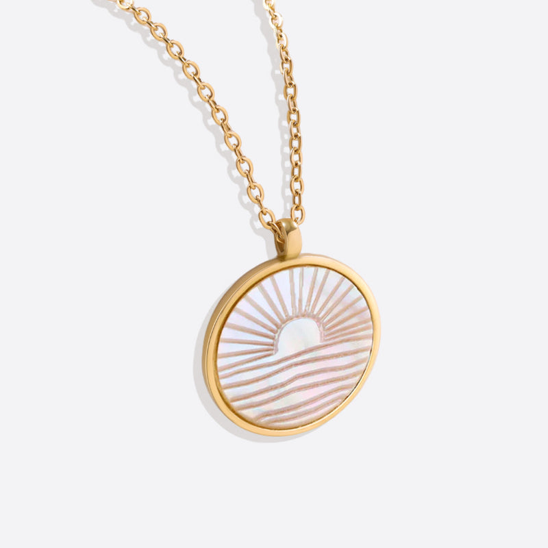 Solene mother-of-pearl pendant detail